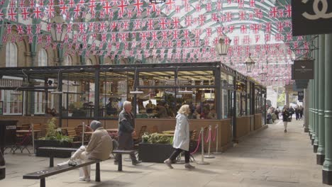 Café-Oder-Restaurant-Im-Covent-Garden-Market-Mit-Touristen-In-London,-Großbritannien